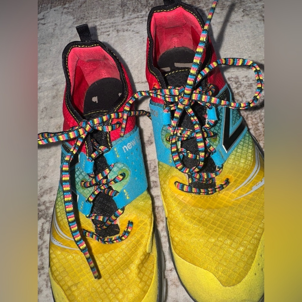 New Balance Minimus Trail Shoes size 9 WT20M2 Red/blue/yellow Multicolor Sneaker - Picture 3 of 13